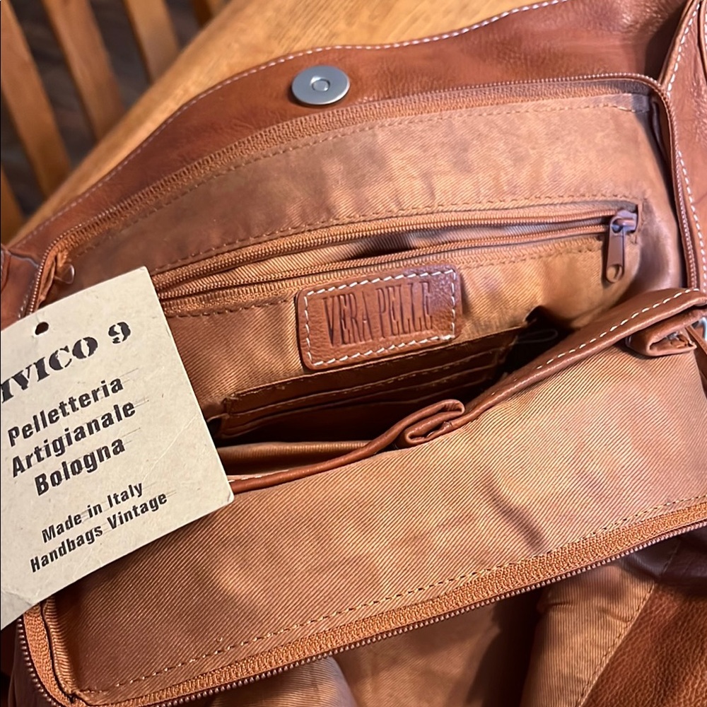 Vera Pelle Brown Leather Messenger Bag with Classic Design